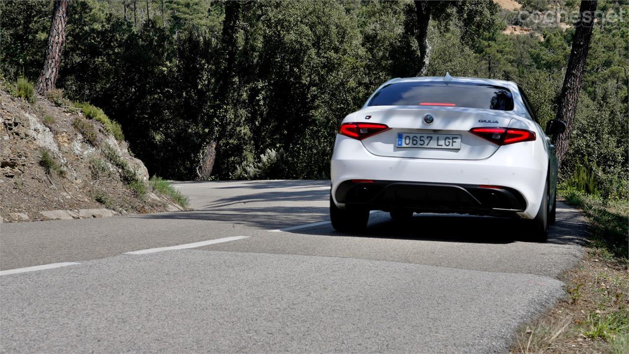 Su motor 2.0 turbo de 280 CV hace muy buena equipo con la transmisión automática de 8 velocidades y la tracción total Q4.