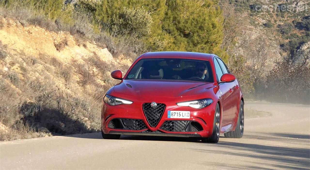 El Alfa Romeo Giulia QV es un auténtico avión. Sabe ir deprisa como el que más, ofrecer sensaciones radicales y, cuando hace falta, ofrecer más confort que su rival.