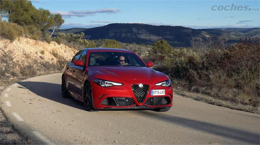 Los ingenieros de Alfa Romeo han hecho un deportivo puro, sin compromisos, para los amantes de la conducción.