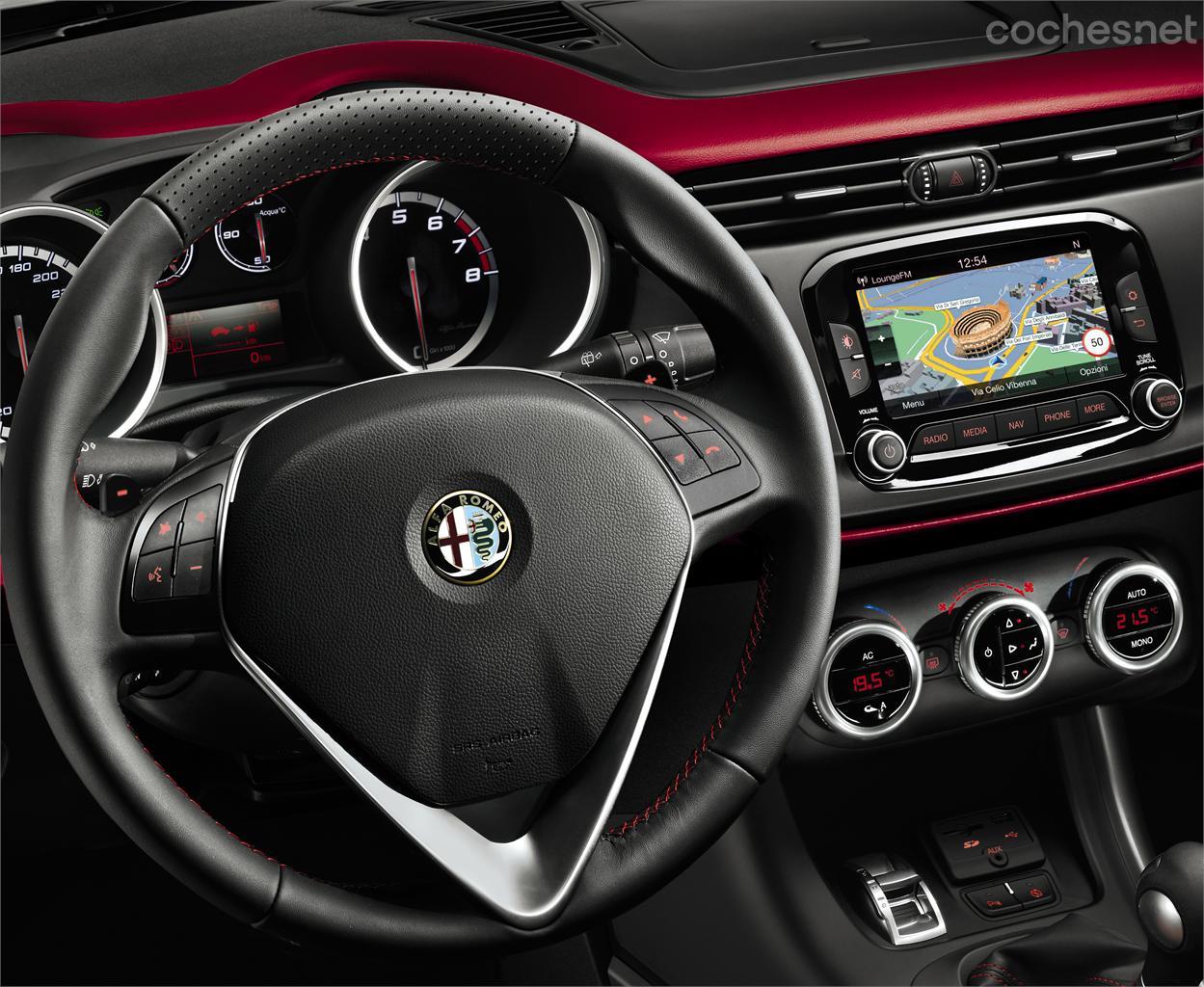 El Giulietta de 2014 cambia el diseño del volante y recibe un nuevo sistema Uconnect.