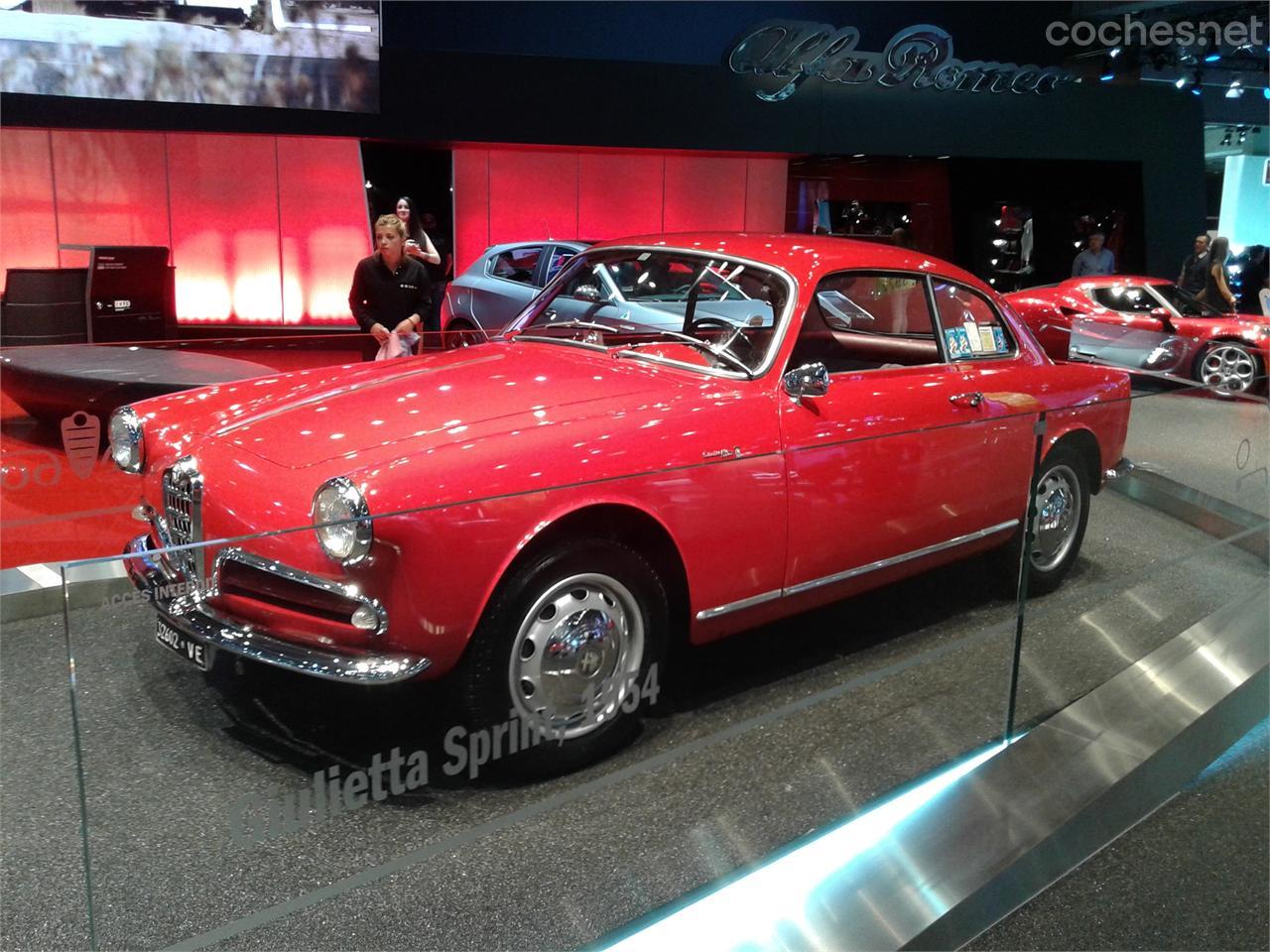 El Alfa Romeo Giulietta Sprint de 1954 se expone en París junto con la versión 2014 del Giulietta. 