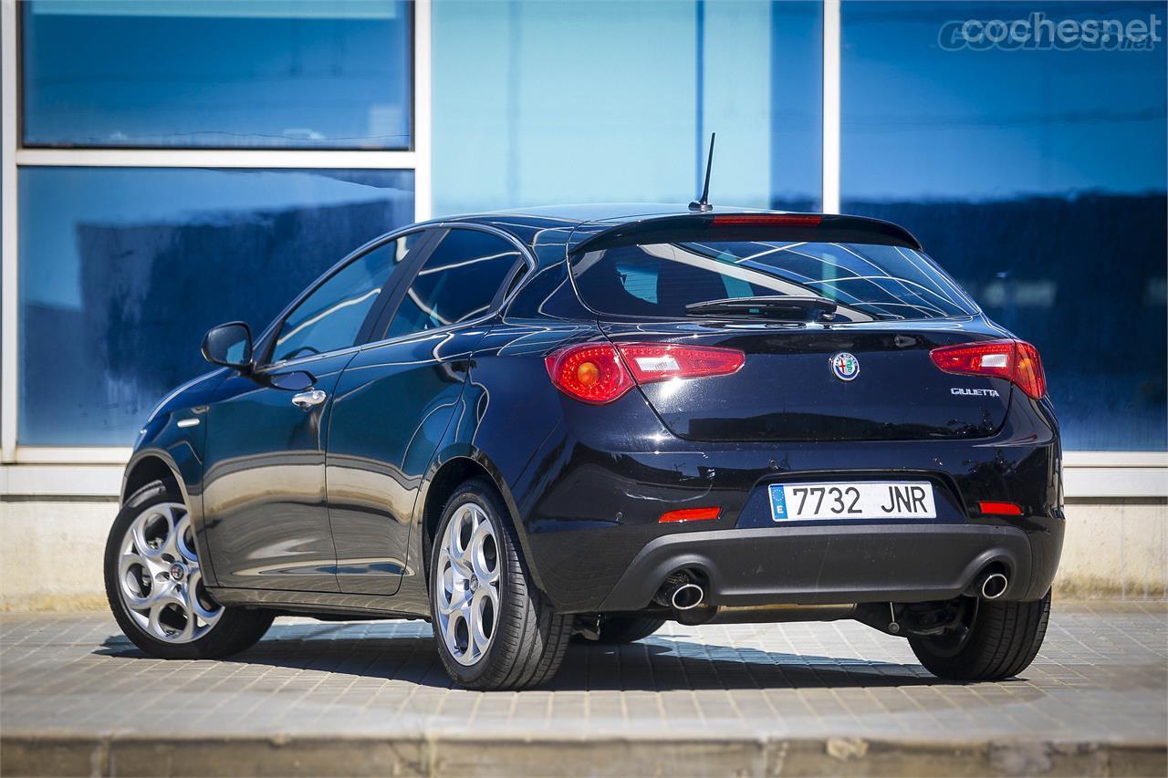 En la zaga se aprecia una nueva tipografía para el emblema Giulietta, que ahora además se desplaza del centro hacia el costado derecho.   