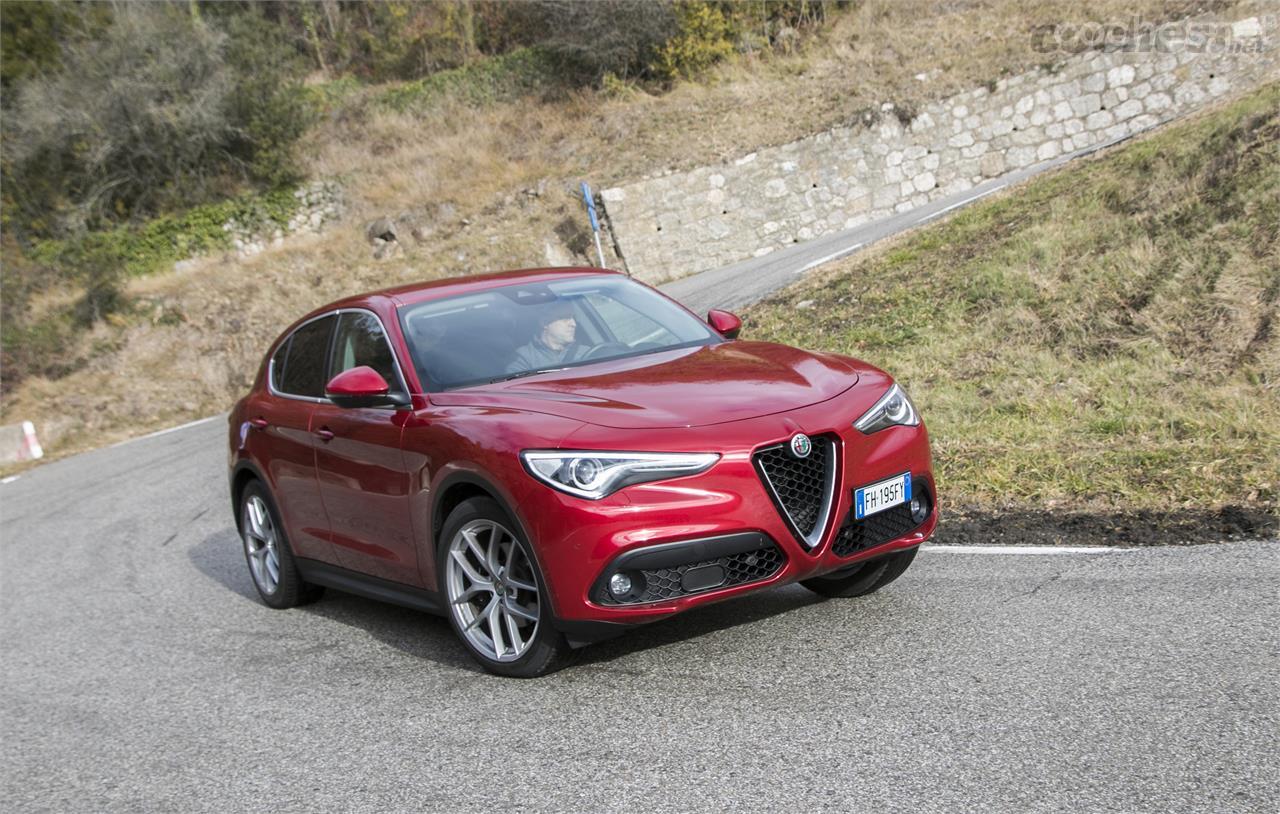 Ágil, con una dirección impresionante y una suspensión firme, no habrá quién consiga seguir al Alfa Romeo en una carretera de montaña.