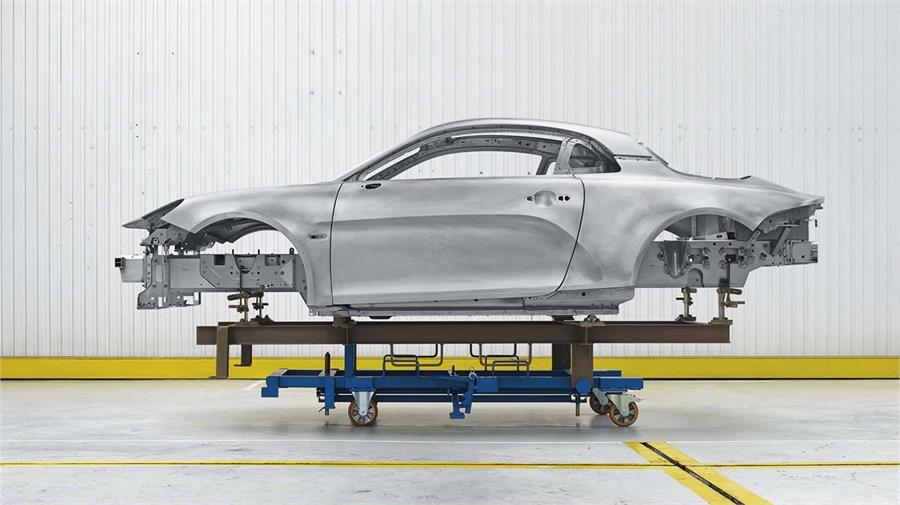 Gracias a que su chasis y su carrocería han sido confeccionados en aluminio se ha logrado un peso sobre la báscula de sólo 1.080 kilos.