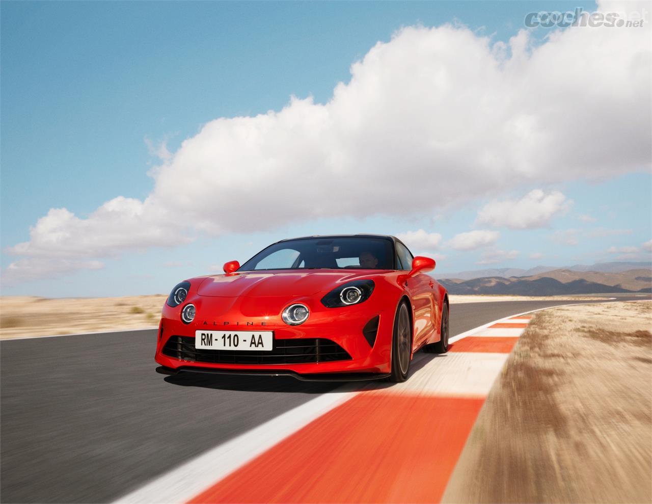 El Alpine A 110 2022 no recibe cambios en su icónico aspecto exterior, pero si un nuevo color naranja para la versión S, la más radical de la gama.