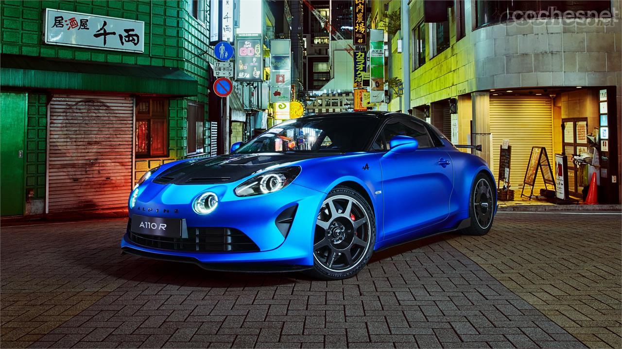 El Alpine A110 R es la versión más "radical" de este cupé biplaza con motor central. Está preparada para el circuito y homologada para el uso en carretera.