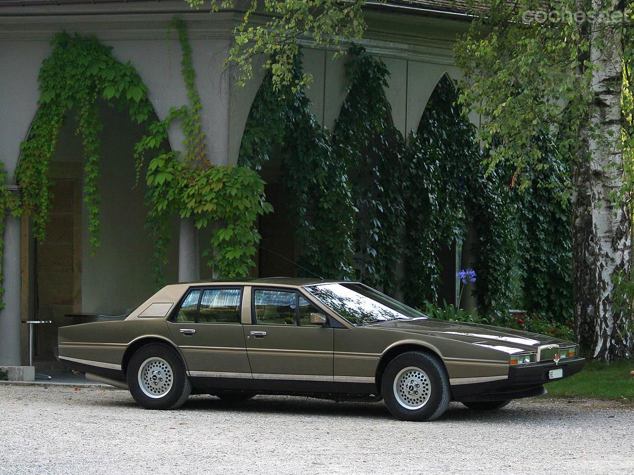 El Aston Martin Lagonda 1976-1987 puede considerarse como la obra maestra del diseñador británico William Towns.