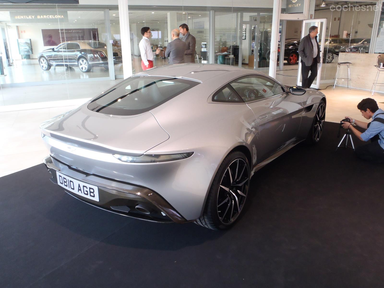 Su línea de diseño adelanta el futuro lenguaje de diseño que Aston Martin aplicará a sus próximos modelos.