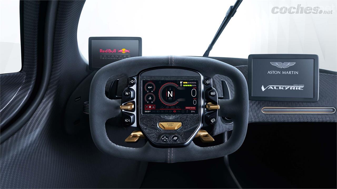 En el volante, además de una pantalla de OLED donde hay la instrumentación, encontramos todos los mandos principales, al estilo del nuevo Ford GT.