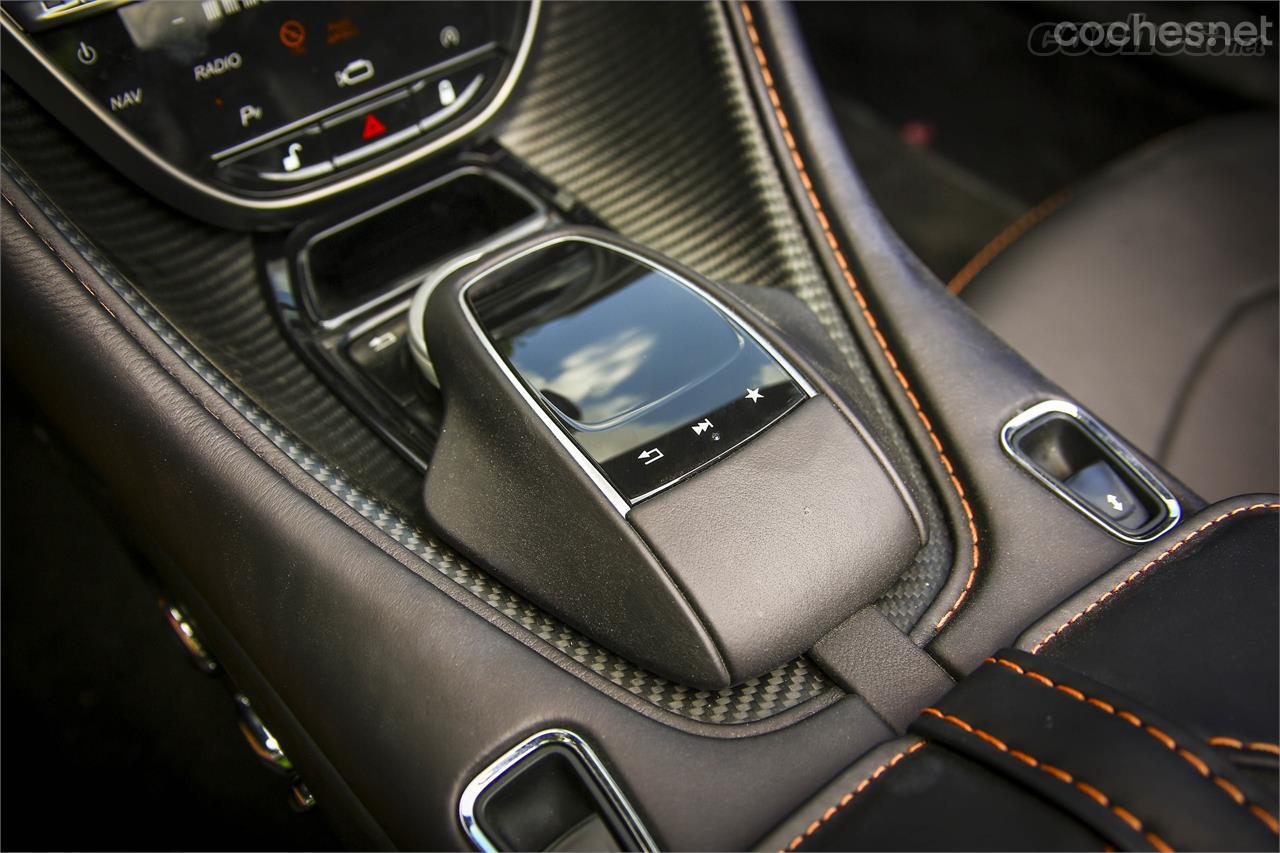 El mando para manejar el sistema de infoentretenimiento es derivado del que montan algunos Mercedes-Benz. 