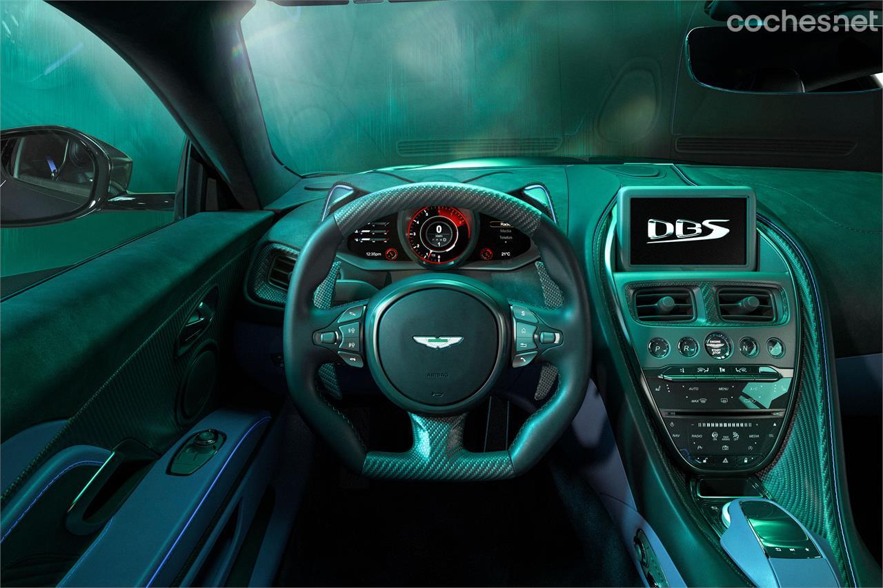 El interior del Aston Martin DBS 770 Ultimate tiene muchos elementos en fibra de carbono. 