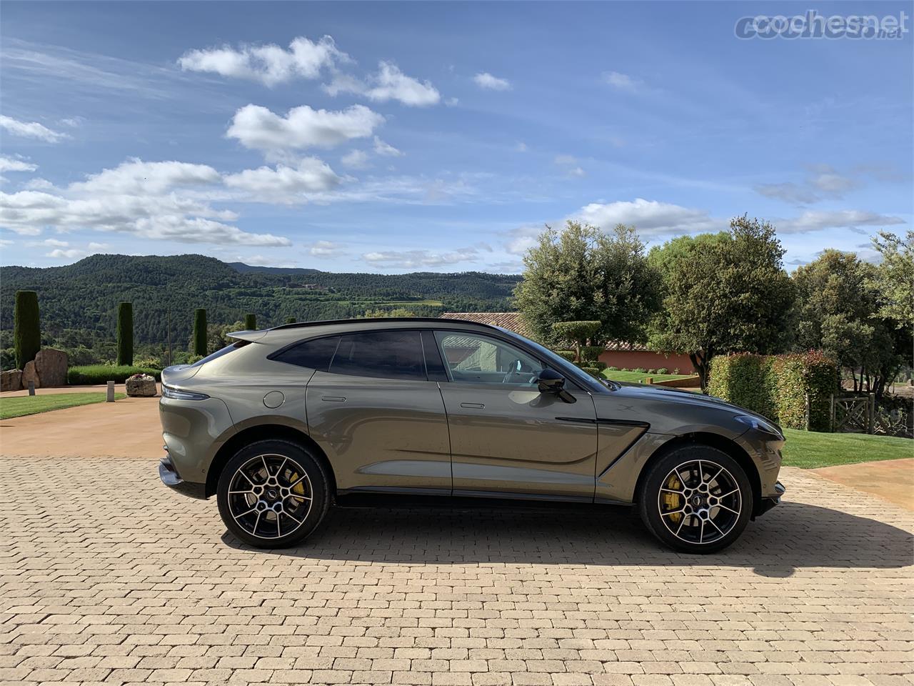 Es un Aston Martin en todos los sentidos. Deportivo, potente con un sonido sensacional y unas prestaciones más que respetables, cómodo y agradable para convivir con él en el día a día.