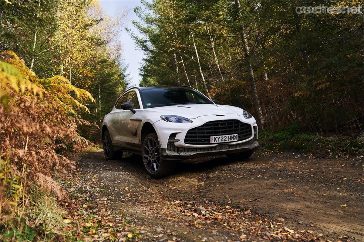 ASTON MARTIN DBX - Disfrutamos al máximo de una ruta off road con el Aston Martin DBX707 en los alrededores de Colonia (Alemania)