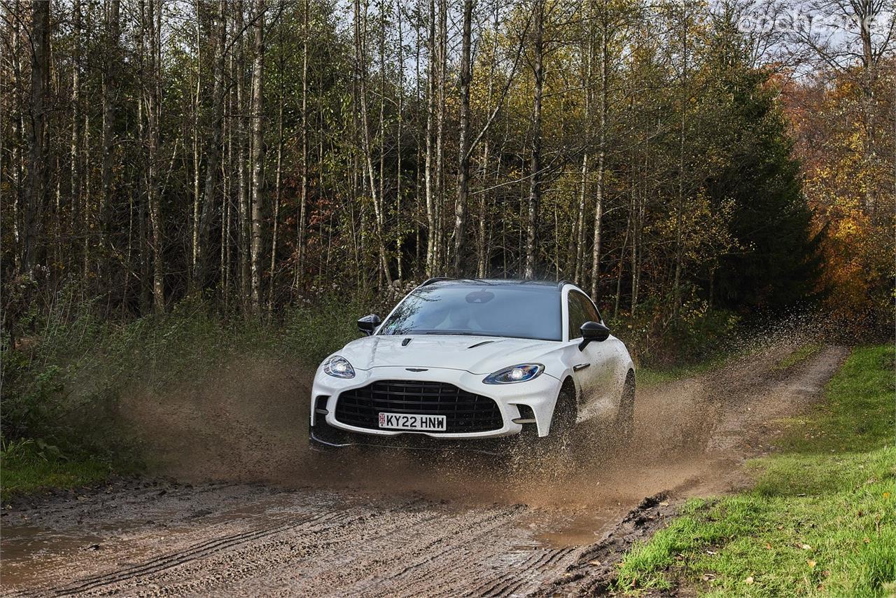 Aston Martin DBX707: ruta offroad con el SUV más potente