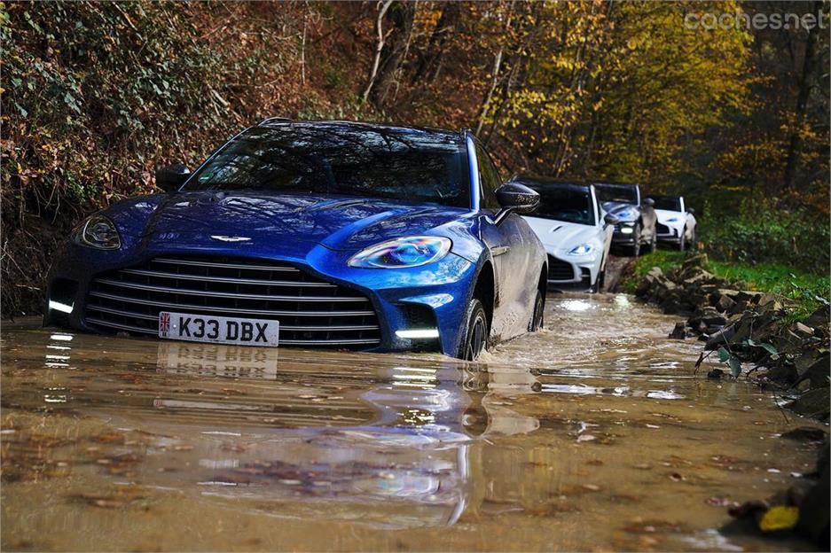 ASTON MARTIN DBX - Tiene una altura de vadeo de 500 milímetros.