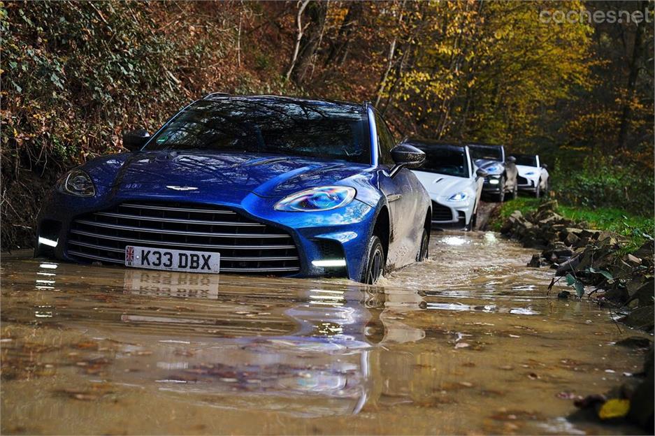 ASTON MARTIN DBX - Tiene una altura de vadeo de 500 milímetros. 