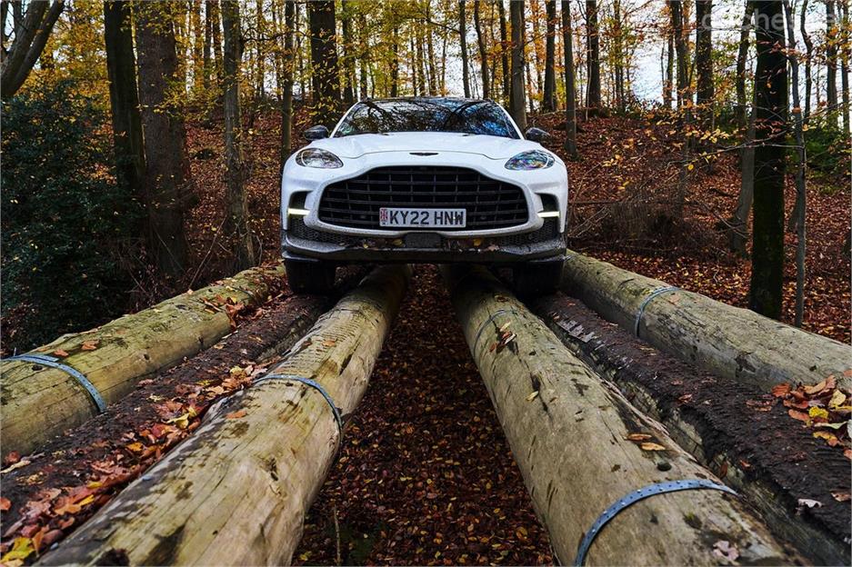 ASTON MARTIN DBX - Toda la ruta la hemos hecho con el modo de conducción Terrain Mode.