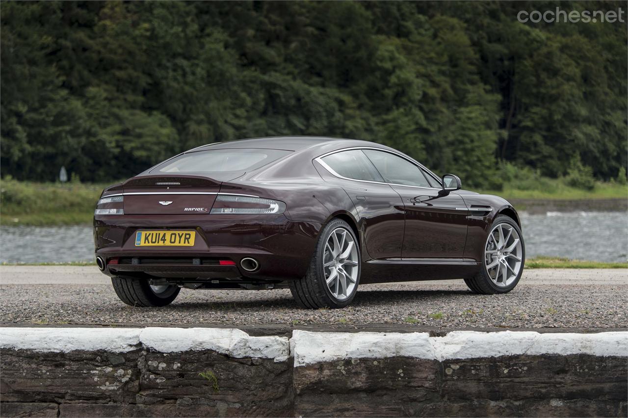 El Aston Martin Rapide S recibe modificaciones parecidas a las de su hermano Vanquish, entre ellas la nueva caja de cambios automática de 8 velocidades. 