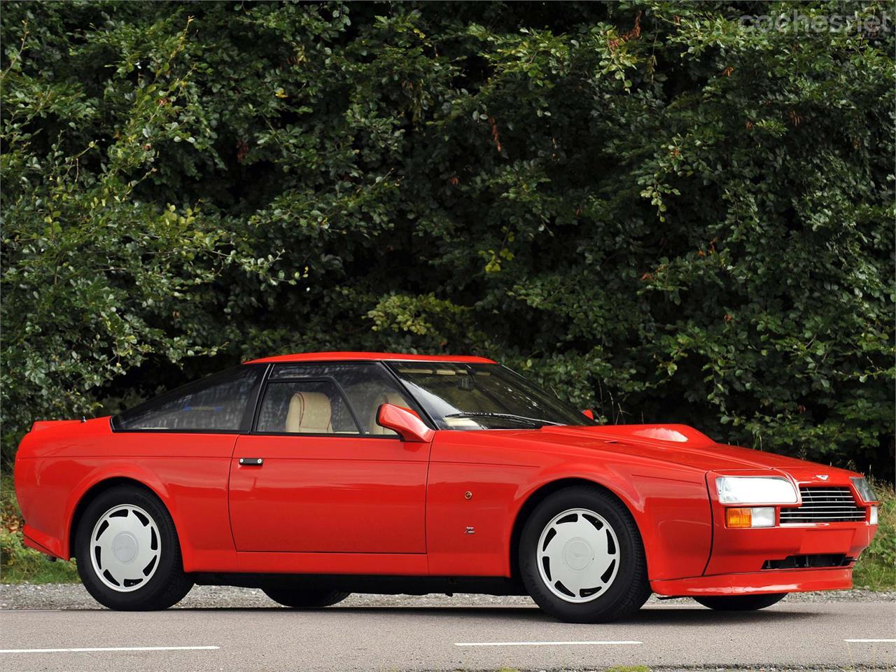 El Aston Martin V8 Vantage Zagato siempre será recordado por la contundente protuberancia de su capó delantero, obligatoria para dar cabida a sus colosales carburadores Weber 48 IDA.