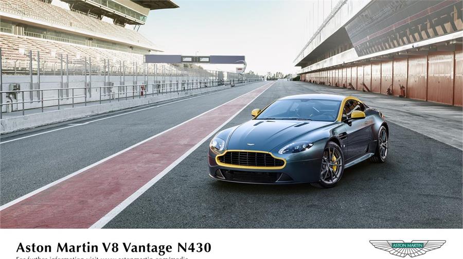 El V8 Vantage N430 es un deportivo concebido para disfrutar en circuito. Aquí lo vemos en el pit-lane del Circuit de Barcelona-Catalunya.