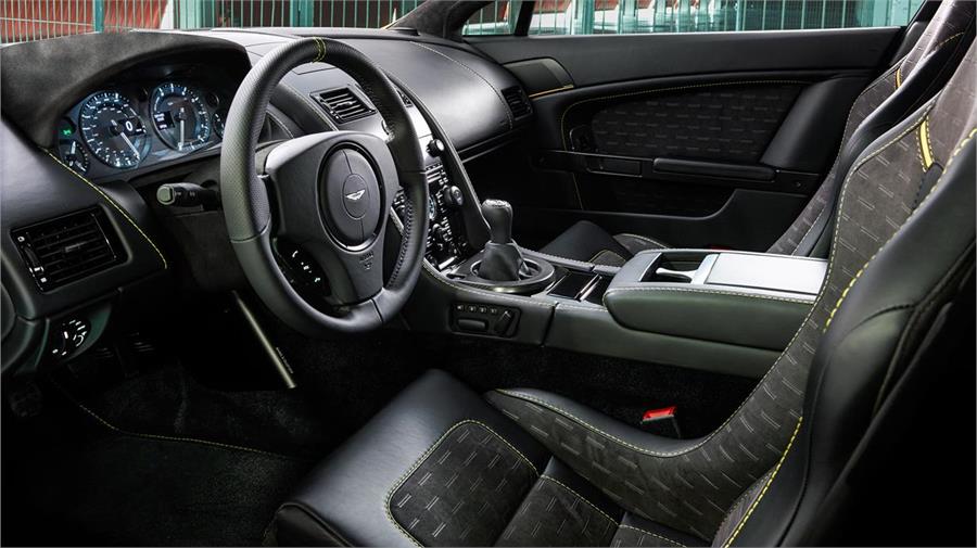 Del lujoso habitáculo del N430 destacan los asientos en carbono y Kevlar con regulación eléctrica.