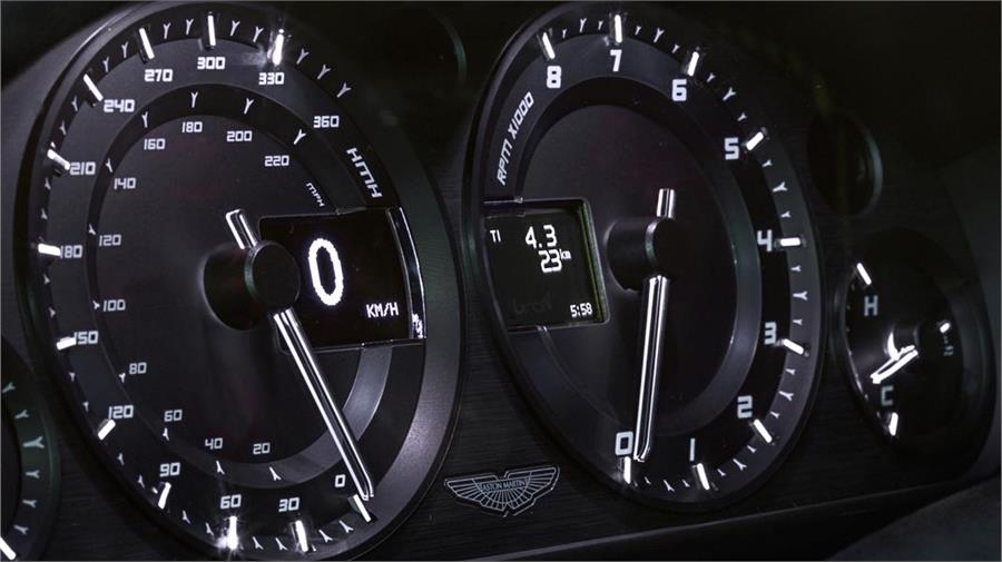 Cuando das el contacto en la pantalla de LCD del cuenta vueltas puedes leer: "Power, Beauty & Soul". Incluso en parado un Aston Martin toca la fibra.