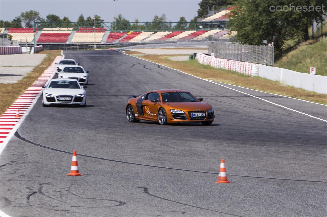 Las vueltas al circuito se dan con un monitor en cabeza, que va guiando en la trazada y corrigiendo posibles defectos de conducción en los alumnos. 