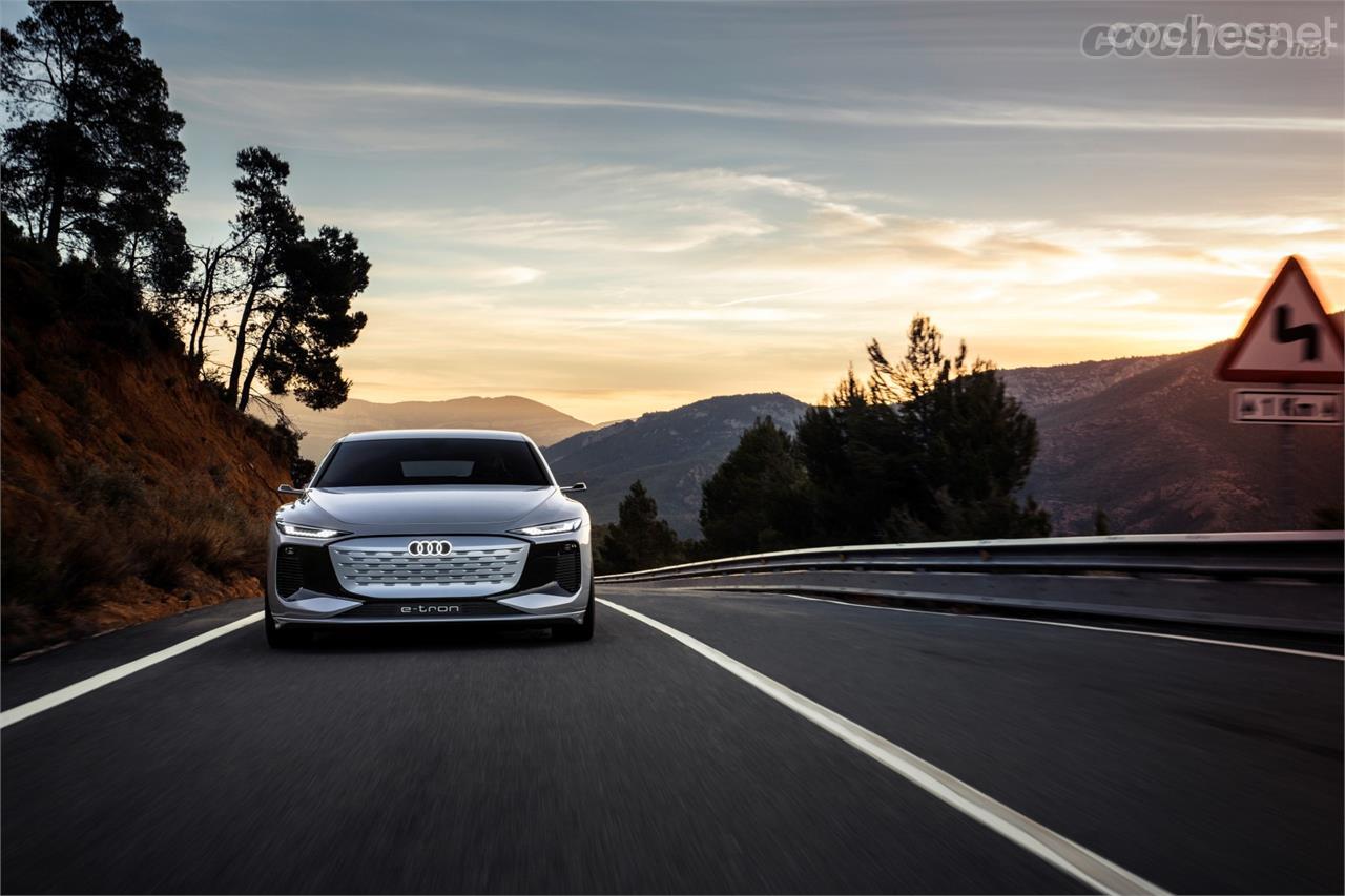 Según Audi, algunas versiones podrán llegar a los 700 km de autonomía y con sólo 10 minutos de recarga podremos recorrer hasta 300 km adicionales.