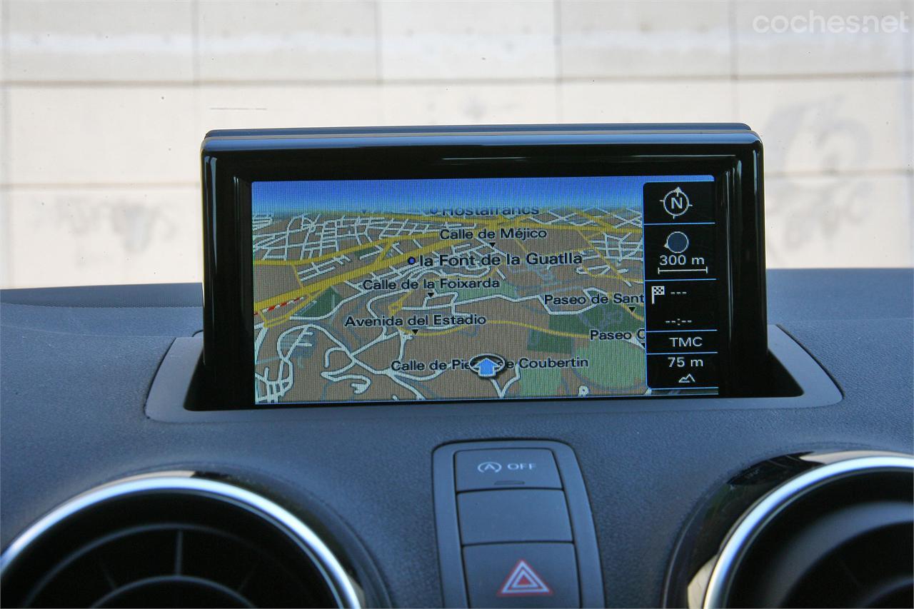 La pantalla del navegador está situada en una posición elevada, lo que facilita su visibilidad sin apenas apartar la mirada de la conducción.