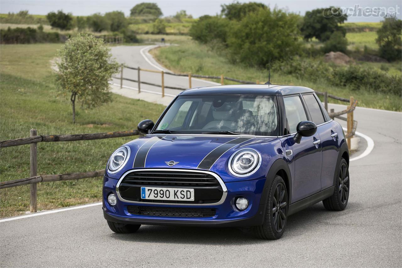 El MINI apenas cambia un ápice con respecto a la generación anterior. Ahora de serie equipa faros LED y pilotos traseros también LED con la bandera Union Jack.