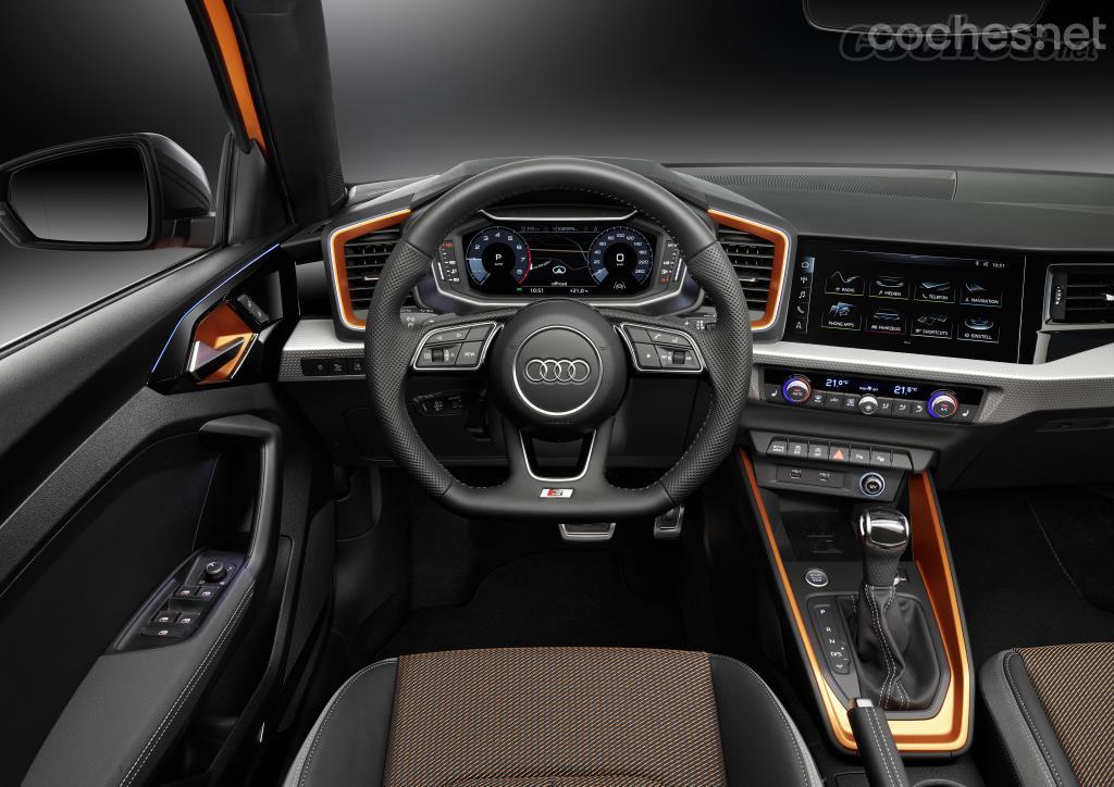 El interior permanece sin cambios respecto al A1 Sportback, excepto algunos detalles de acabado. 