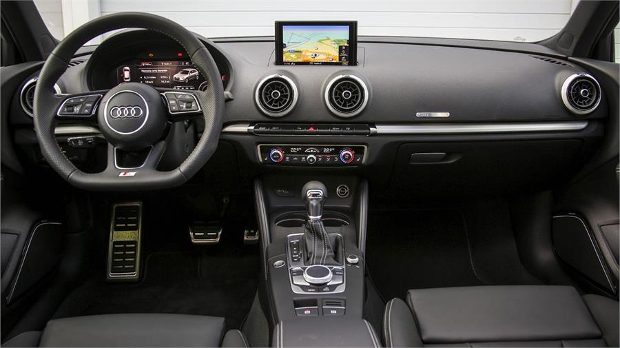 El vehículo está dotado de un puesto de conducción muy espacioso, confortable y que brinda un alto nivel de ergonomía.