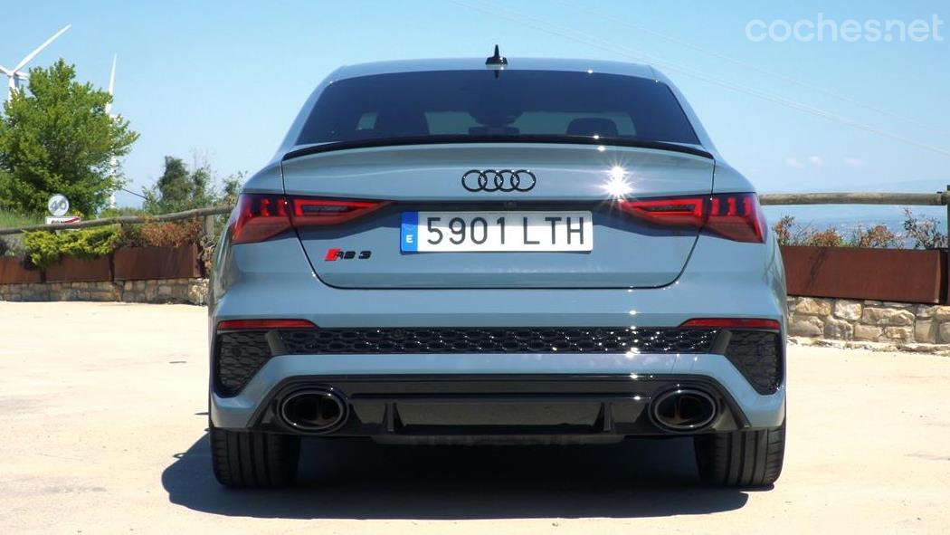 AUDI A3 Berlina - La zaga del Audi RS 3 Sportback Sedán es fácilmente identificable por su paragolpes con difusor integrado o las dos salidas de escape ovaladas.