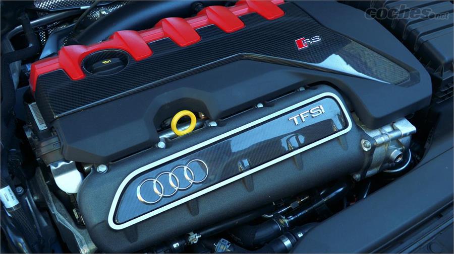 El motor de gasolina de 5 cilindros en línea turboalimentado es el responsable de las buenas prestaciones de este compacto deportivo. 