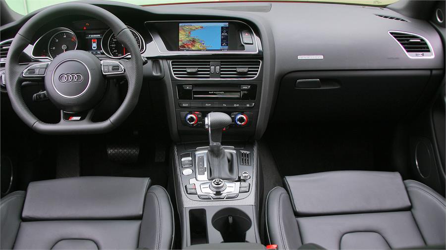Los materiales de alta calidad se encargan de dar la bienvenida al amplio y confortable puesto de conducción.