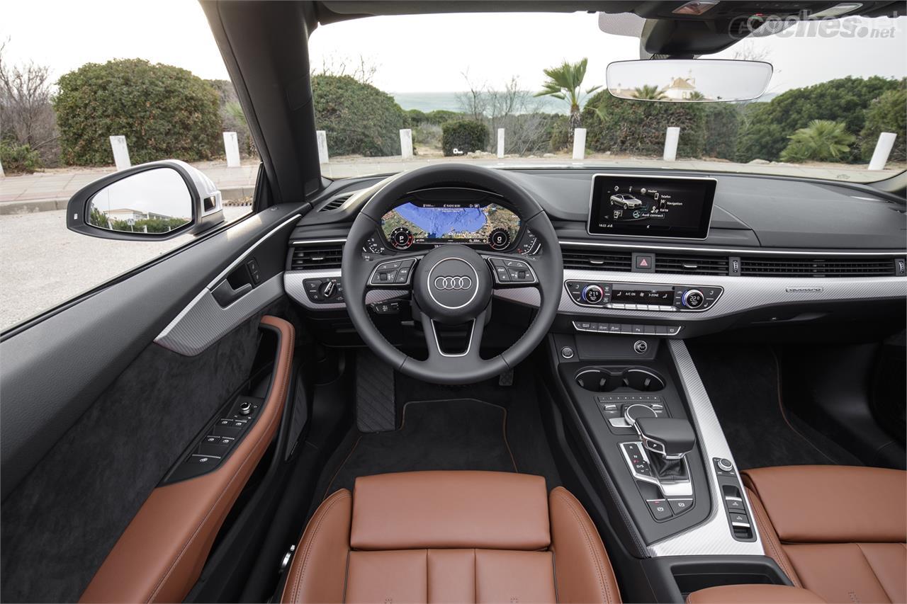 El interior es bien conocido, ¿verdad? Materiales de calidad y la sensación de que todo lo tenemos a mano. También se puede instalar el Audi Virtual Cockpit.