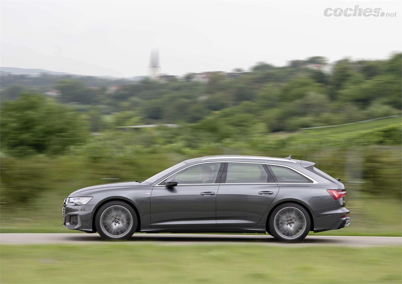 El Audi A6 Avant mide casi 5 metros de longitud, pero si se pide con dirección en las ruedas traseras el manejo en ciudad es similar al de un coche compacto a la hora de girar o aparcar. 