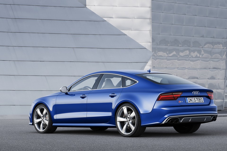 El Audi A7 Sportback monta una nueva gama de motores y recibe pequeños retoques estéticos. En la trasera, puedes ver la salida de los escapes con forma trapezoidal. 