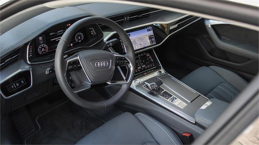 El salpicadero del Audi A7 Sportback tiene un diseño más futurista, con líneas tan rectas y una apariencia bastante fría. Es el que monta mayor número de pantallas digitales. 