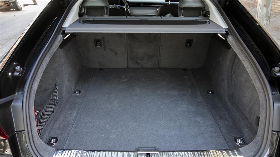 El Audi A7 Sportback tiene un maletero con 535 litros de capacidad y destaca por su amplio portón. 