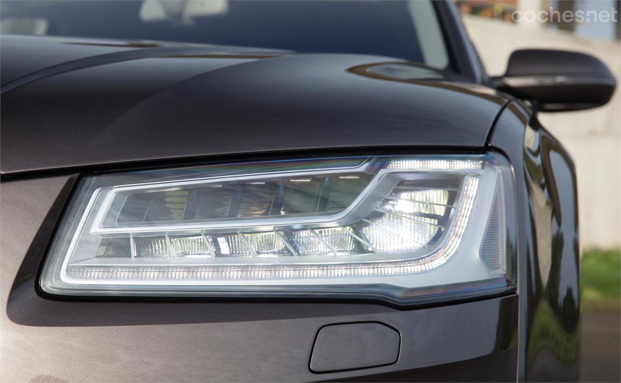 Los faros Matrix LED son la gran novedad tecnológica del nuevo Audi A8. Modifican su haz de luz para no deslumbrar al vehículo que viene de frente cuando vamos con las largas puestas. 