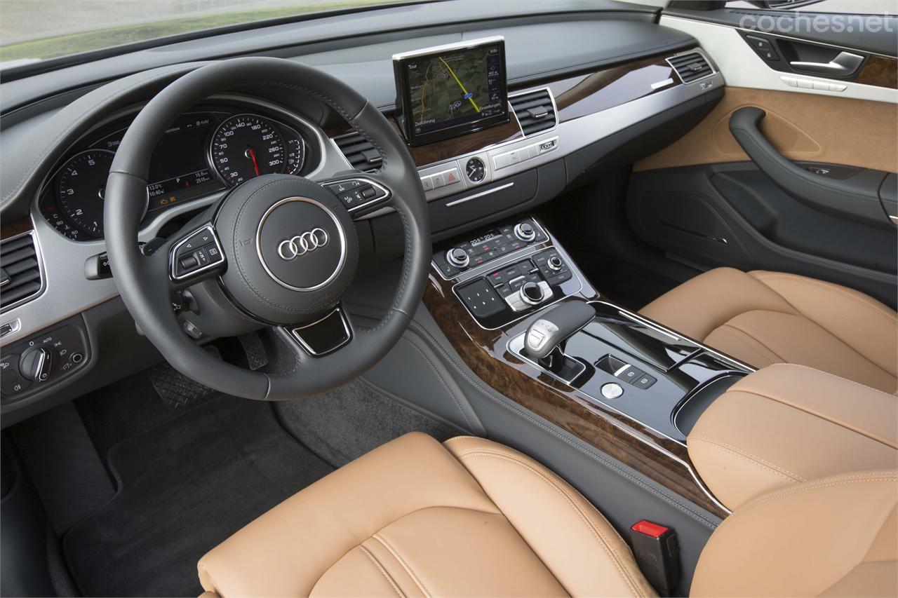 El interior del Audi A8 roza la perfección en cuanto a acabados y ergonomía. Es imposible no sentirse cómodo y a gusto en este habitáculo cargado de lujo y refinamiento. 