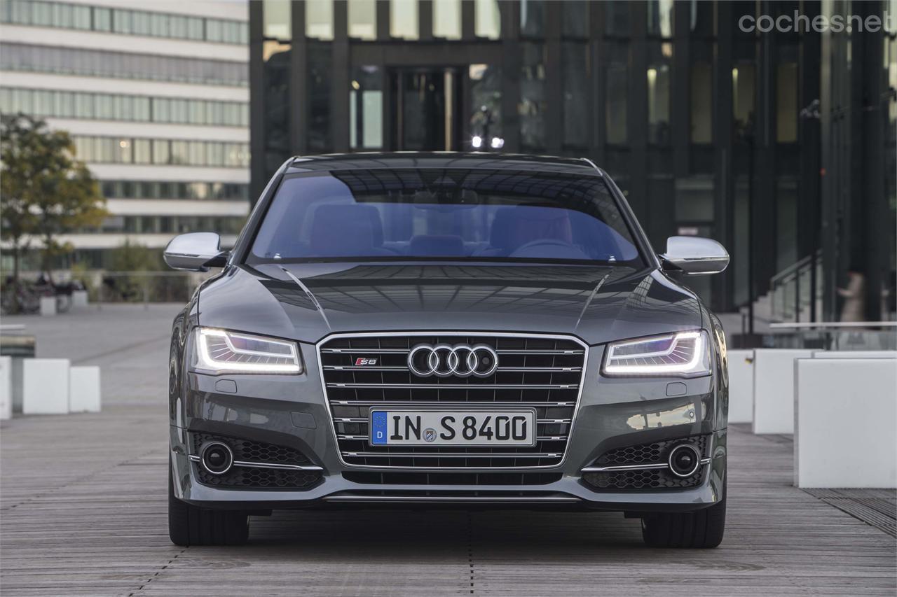 El frontal del nuevo Audi A8 muestra una parrilla un poco más pequeña, un capó con doble nervadura y un paragolpes rediseñado en su parte inferior. Tan espectacular como siempre. 