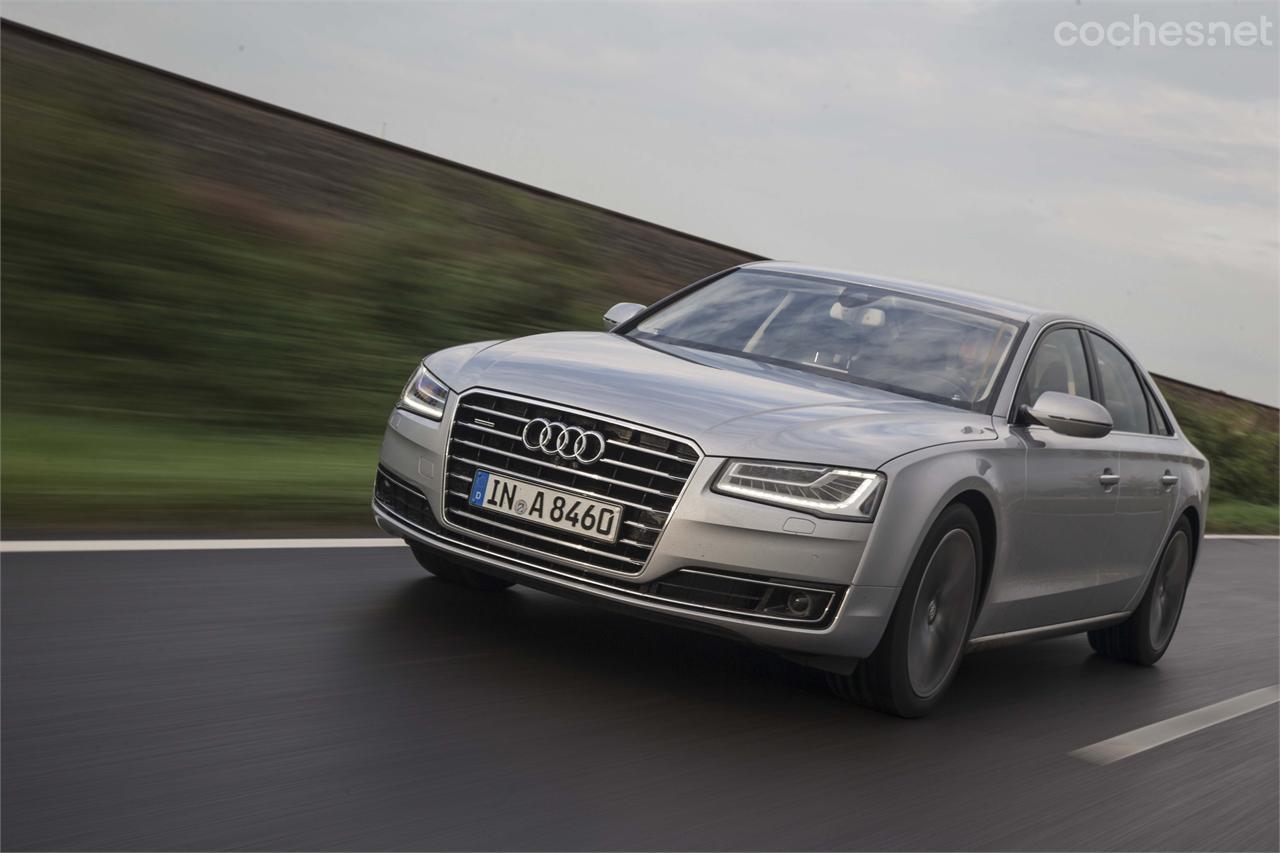 El nuevo Audi A8 modifica algunos puntos estéticos, cuenta con nuevo equipamiento y perfecciona la eficacia de su gama de motores. 