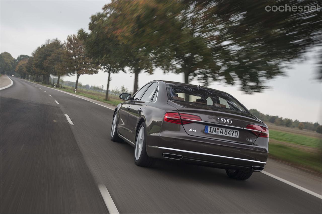 El Audi A8 es el perfecto ejemplo del buen hacer de Audi a la hora de crear un coche de alto lujo y exquisito comportamiento en carretera. 