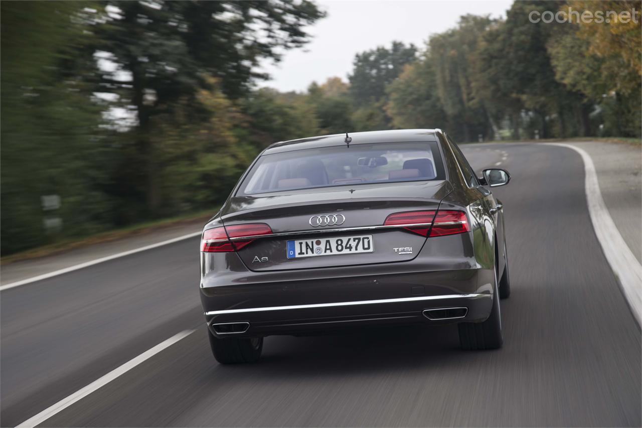 La doble salida de escape con forma trapezoidal te da una pista de que tienes frente a ti la versión 2014 del Audi A8.