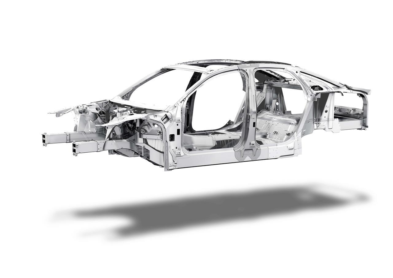 El A8 se construye a partir de un chasis monocasco confeccionado en aluminio, bautizado como Audi Space Frame. La firma de los cuatro aros lo fabrica en la factoría de Neckarsulm.