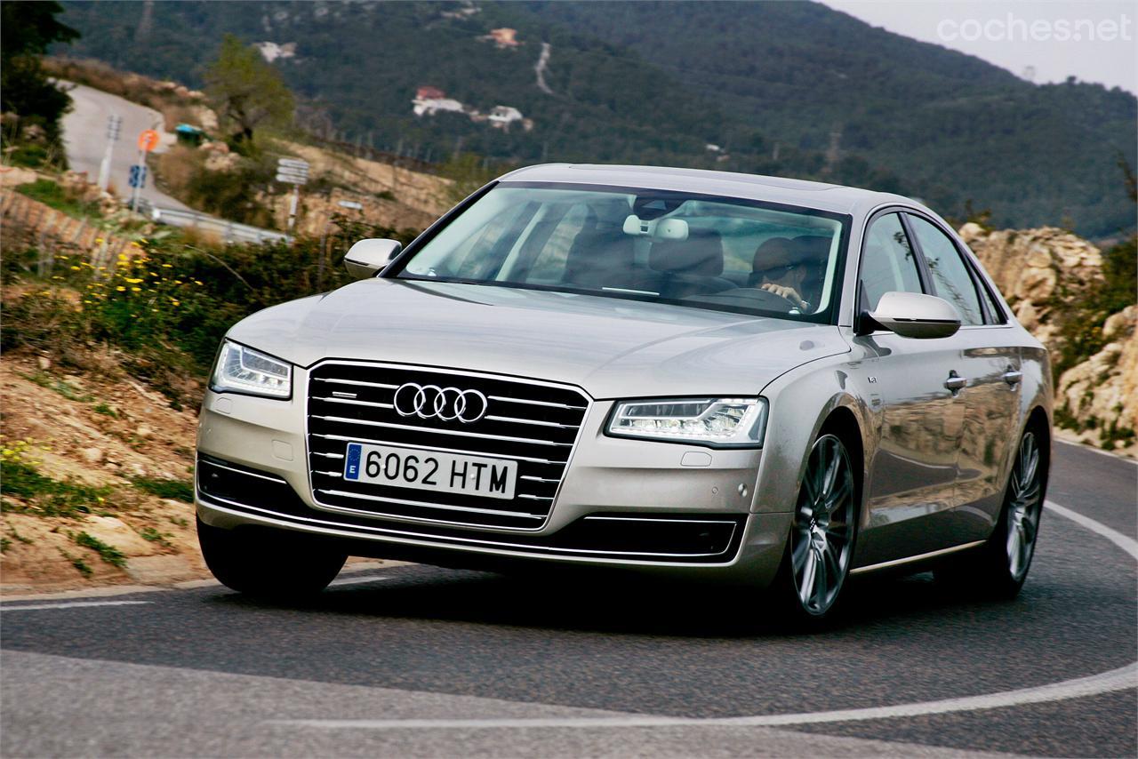 El Audi A8 alcanza la excelencia en esta versión 2014, todavía más equipada y segura. 