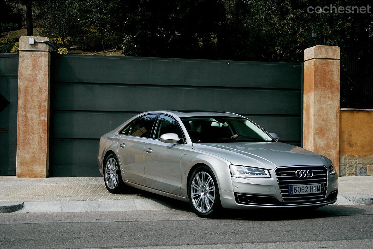 Lujo al alcance de muy pocos. El Audi A8 se posiciona como una de las berlinas más exquisitas del mercado, especialmente si la equipas hasta los topes. 