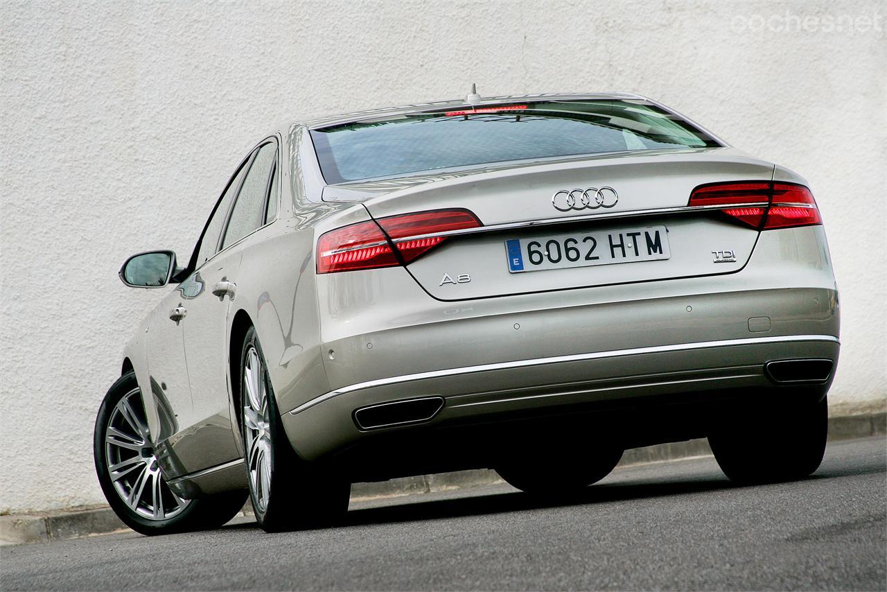 Los escapes con forma trapezoidal identifican a la versión 2014 del Audi A8.